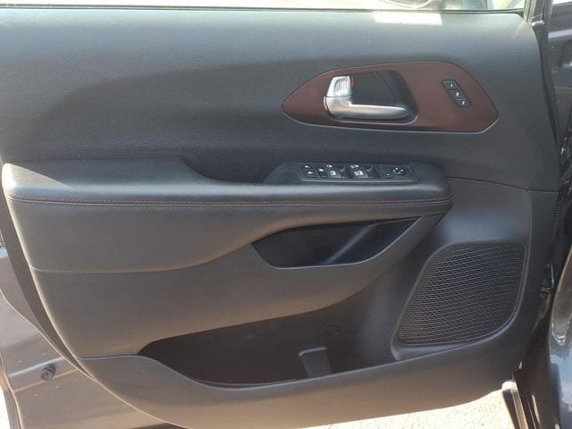 Certified 2020 Chrysler Pacifica Touring-L image 8