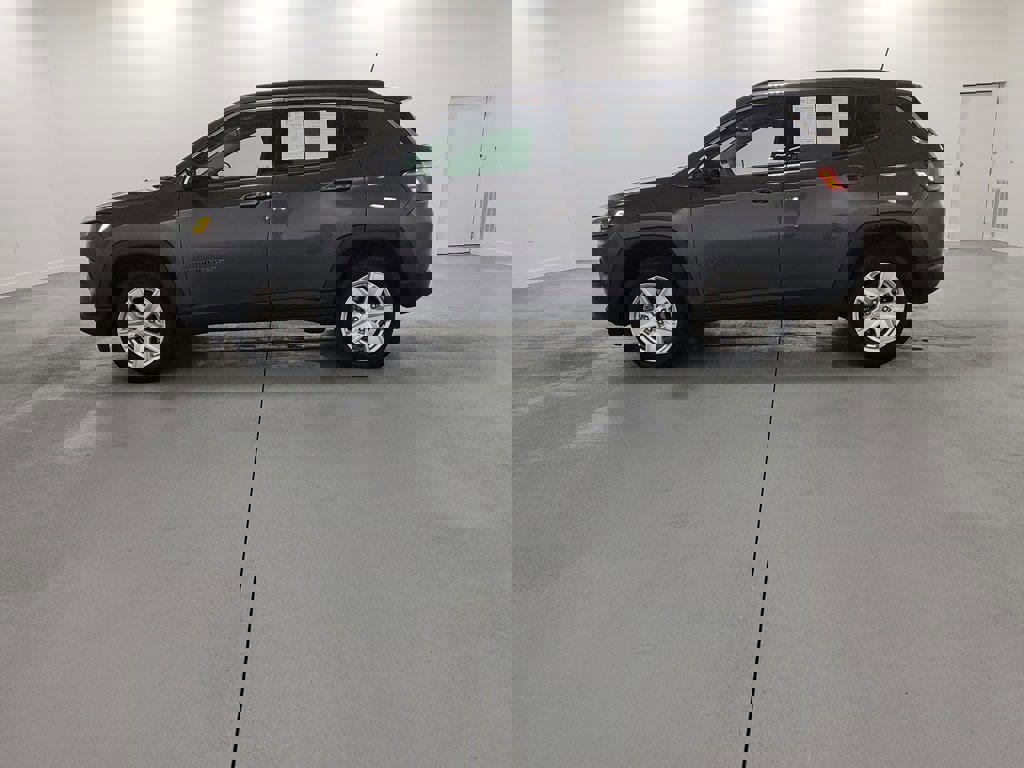 Used 2022 Jeep Compass Latitude image 5