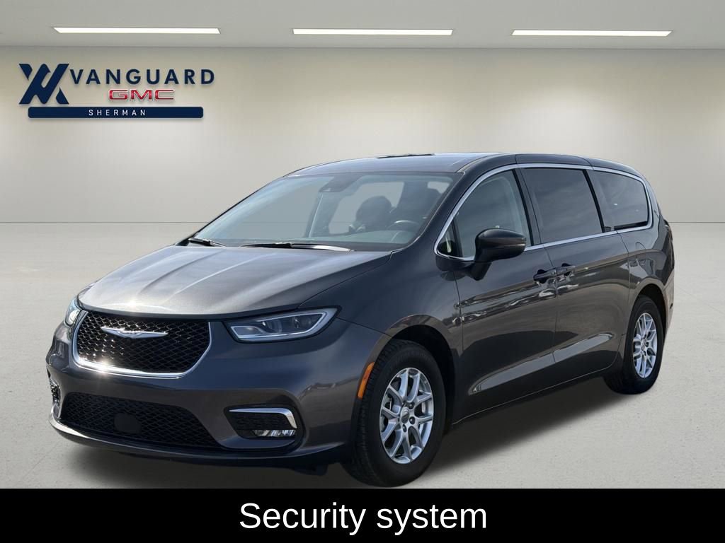 Used 2023 Chrysler Pacifica Touring-L image 3