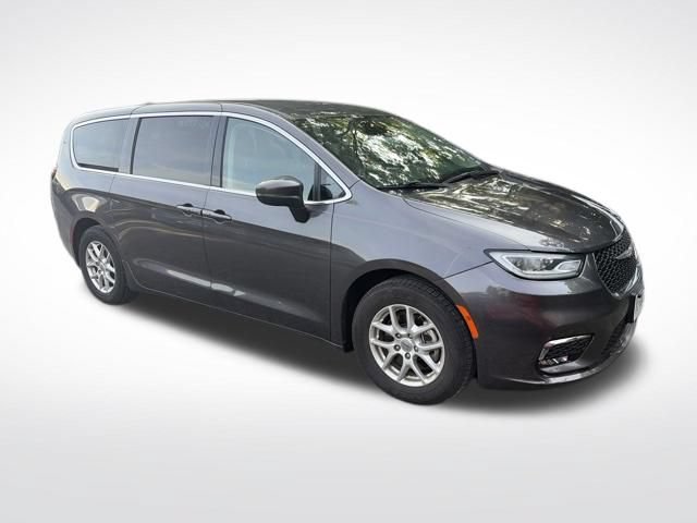 Used 2023 Chrysler Pacifica Touring-L FWD image 3