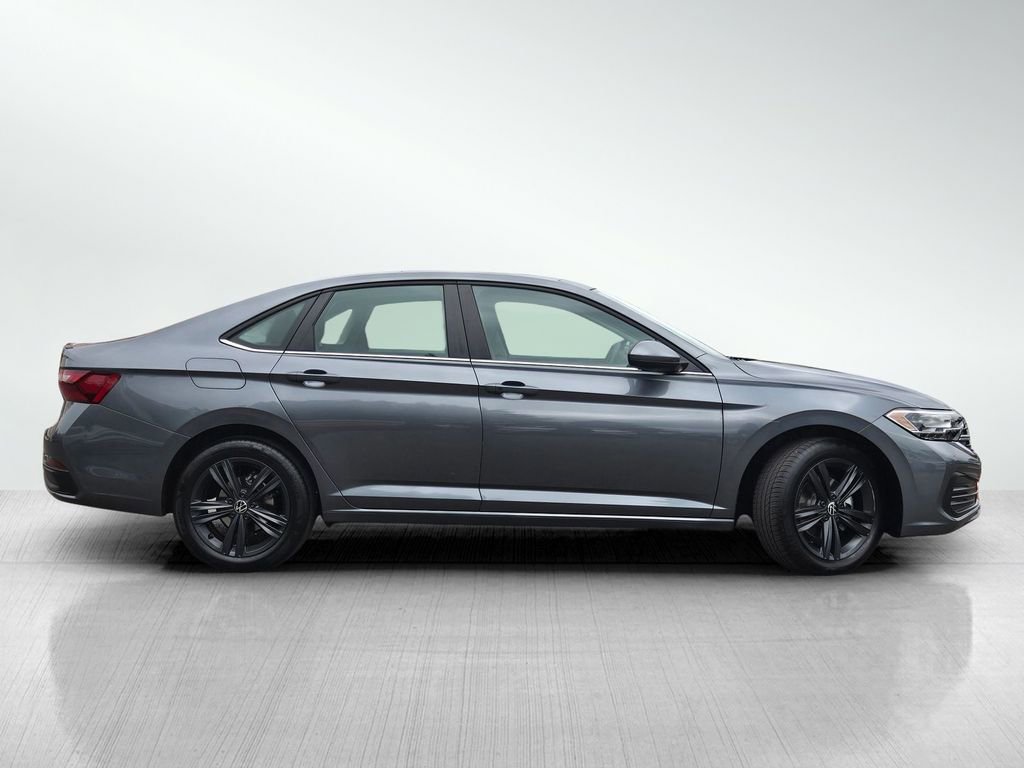 Used 2024 Volkswagen Jetta SE image 3
