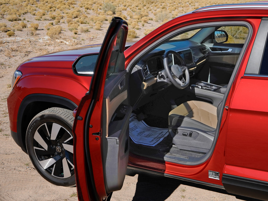 Used 2025 Volkswagen Atlas Cross Sport SE w/ Panoramic Sunroof Package image 16