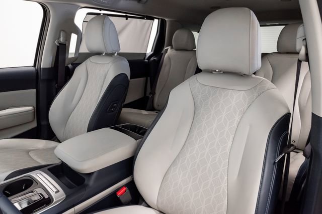 Certified 2025 Kia Carnival EX image 9