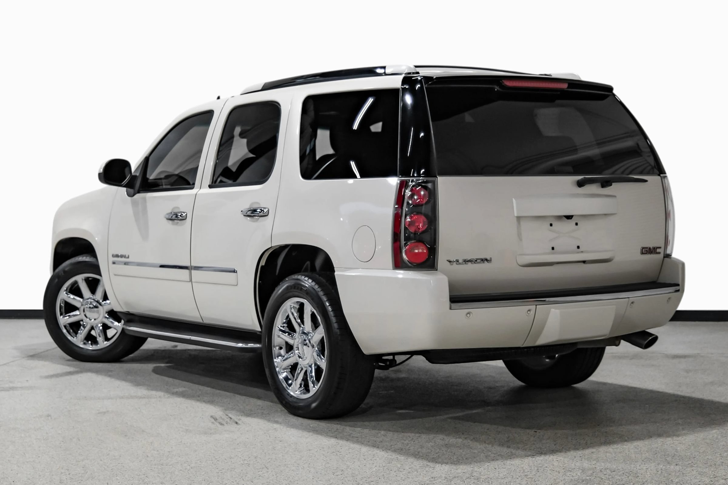 Used 2014 GMC Yukon Denali RWD image 8