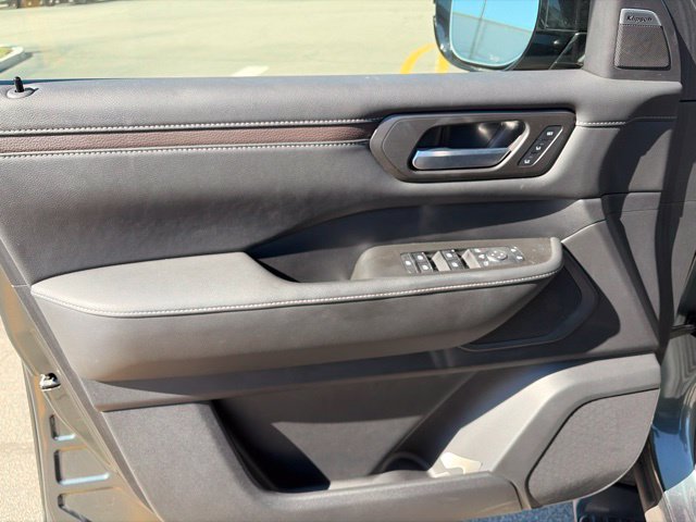 Used 2025 Nissan Armada SL AWD/4WD image 14