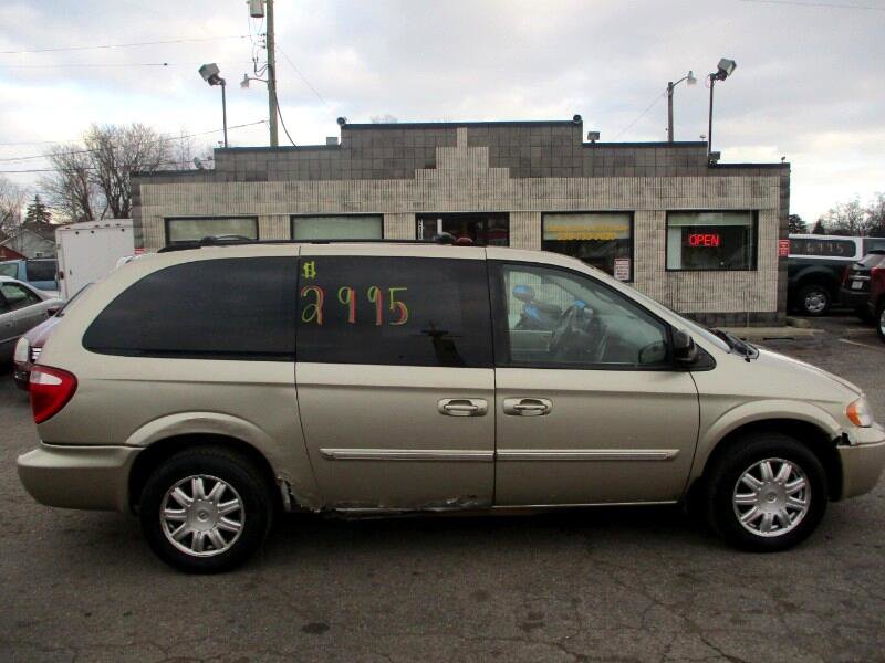 Used 2007 Chrysler Town & Country Touring image 2