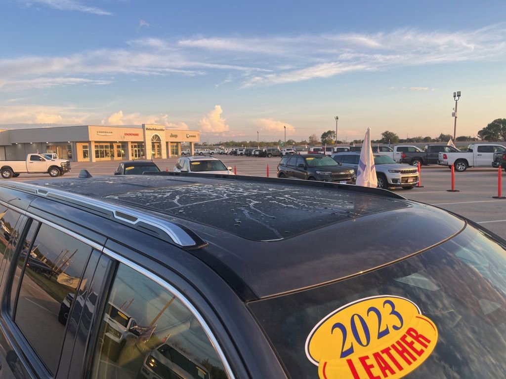 Used 2023 Jeep Wagoneer L Series III w/ Premium Group I AWD/4WD image 11