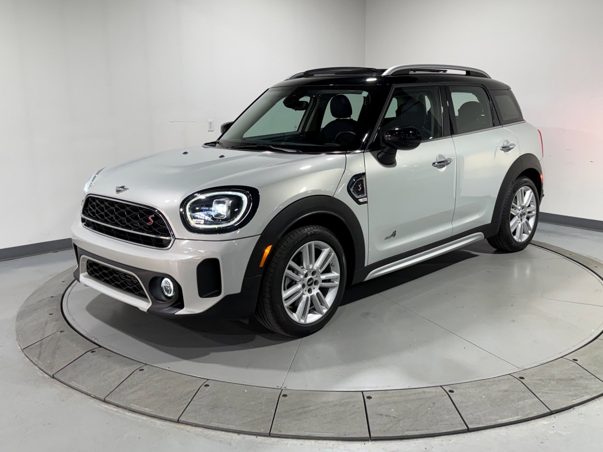 Used 2023 MINI Cooper Countryman S w/ Signature Upholstery Package image 3