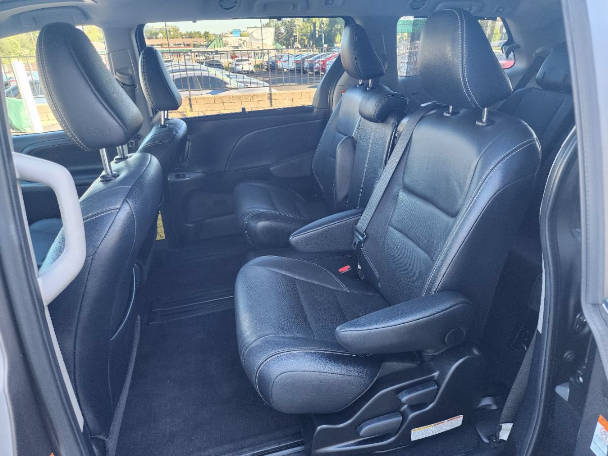 Used 2015 Toyota Sienna SE w/ SE Preferred Package FWD image 8