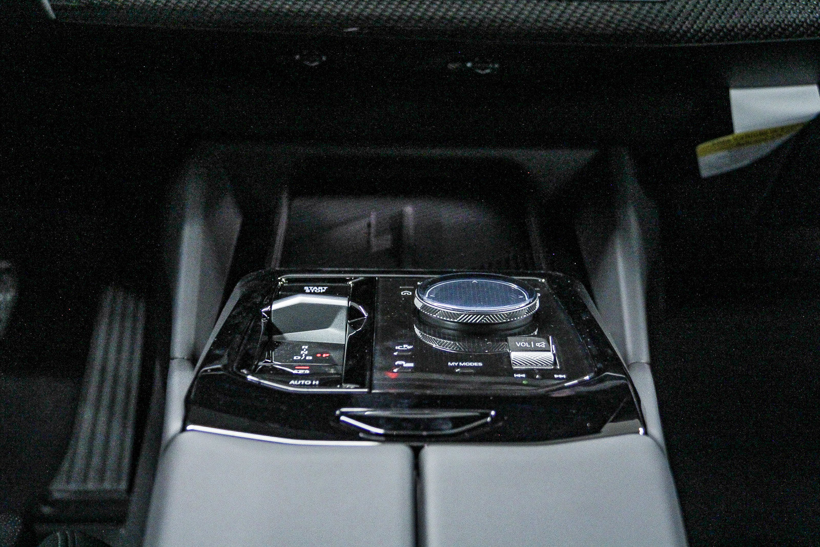 New 2026 BMW i5 eDrive40 w/ Convenience Package image 14