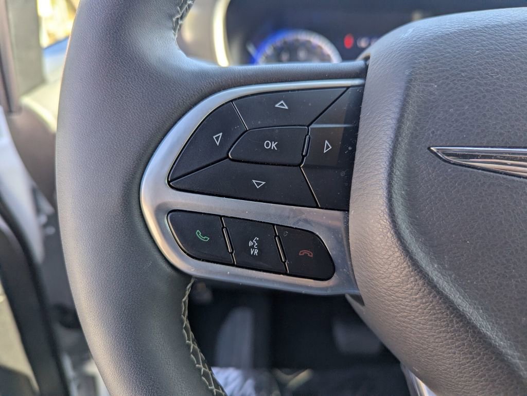 Used 2025 Chrysler Pacifica Select image 29