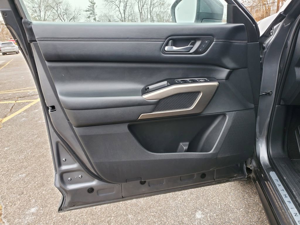 Used 2023 Nissan Pathfinder Platinum image 14