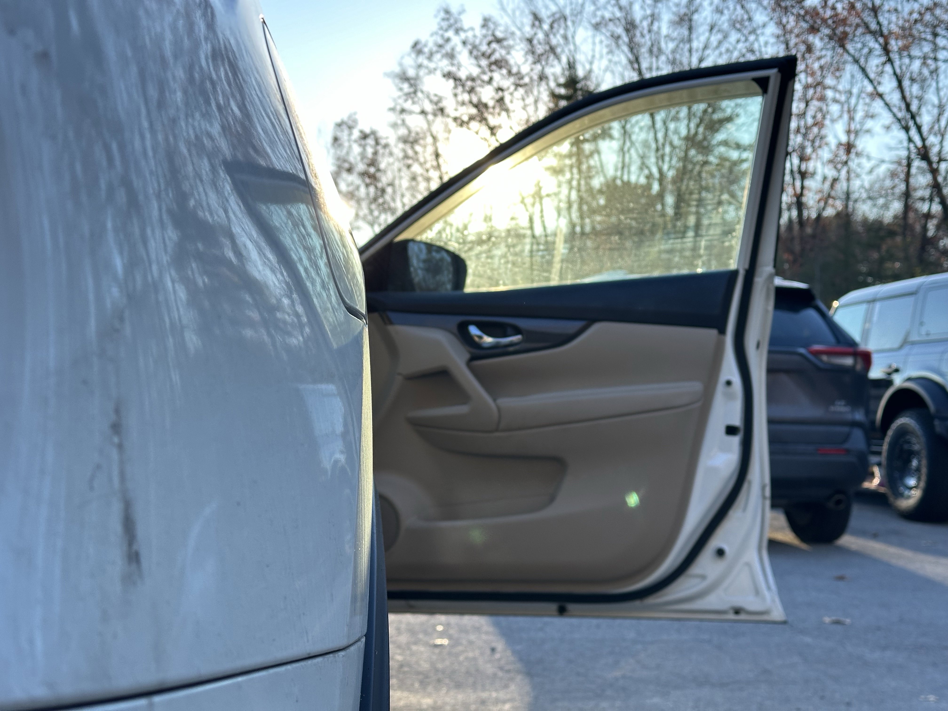 Used 2018 Nissan Rogue SV w/ Premium Package image 32