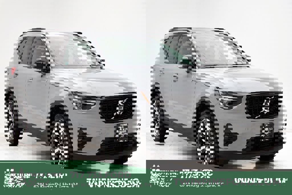 Used 2025 Volvo XC40 B5 Plus image 1