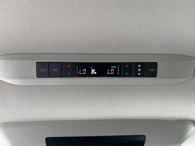 Used 2022 Toyota Sienna Limited image 21