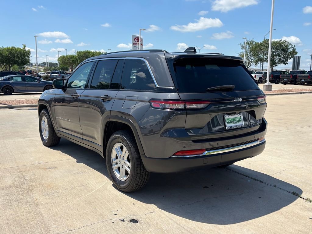 Used 2024 Jeep Grand Cherokee Laredo RWD image 3
