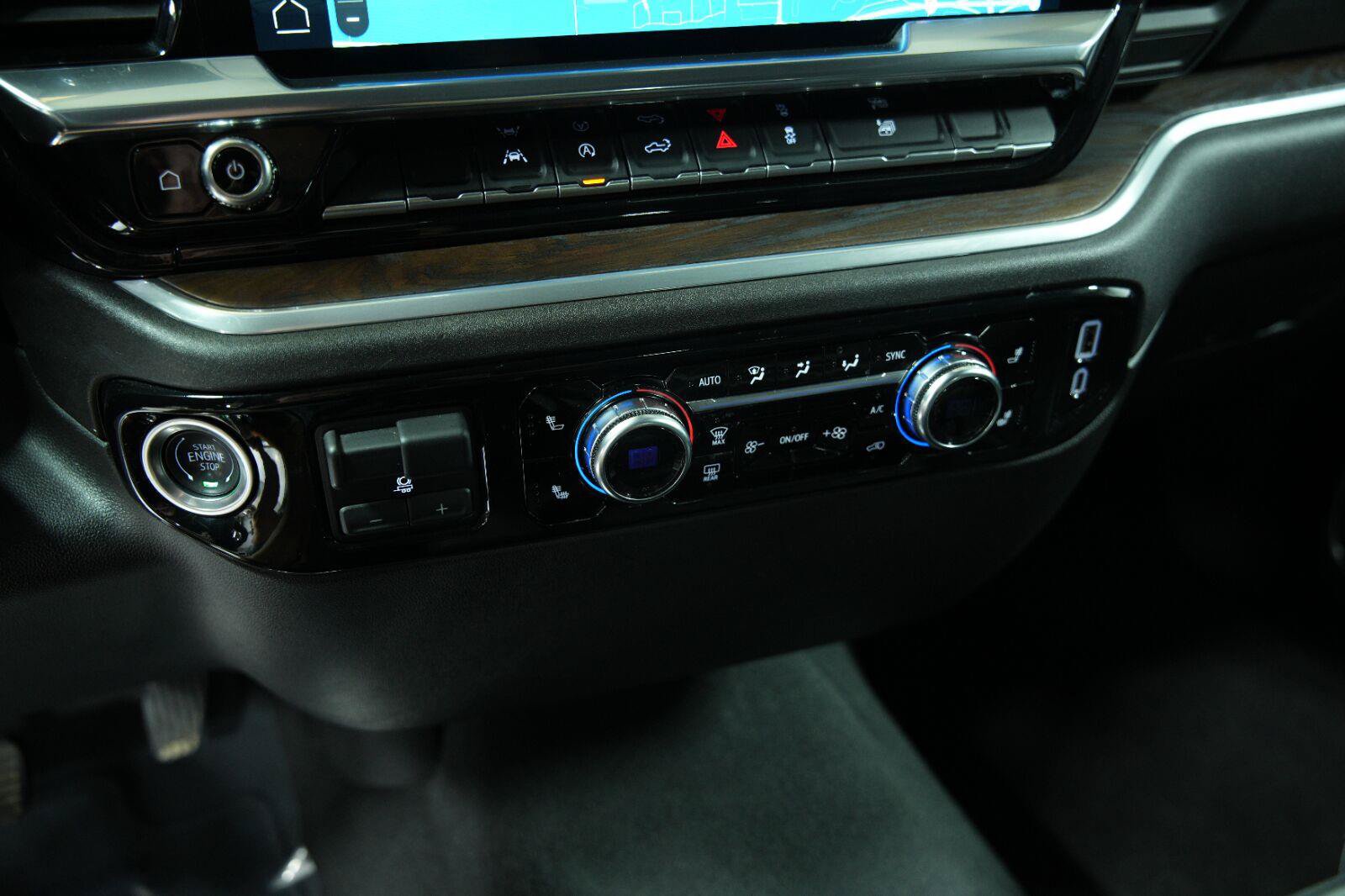 Used 2025 GMC Sierra 1500 SLT AWD/4WD image 50