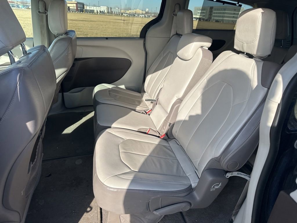 Used 2017 Chrysler Pacifica Touring-L w/ Tire & Wheel Group image 14