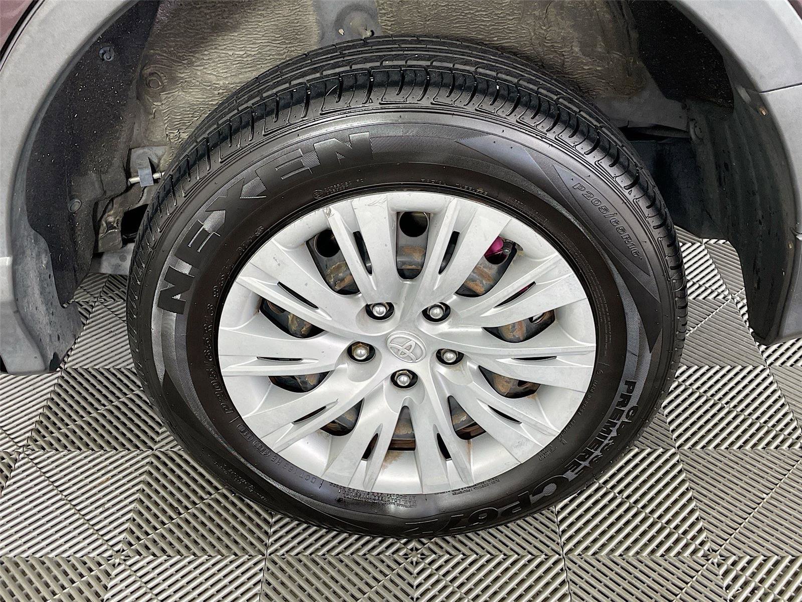 Used 2017 Toyota RAV4 LE image 32