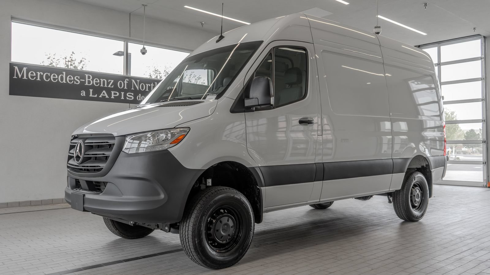 Used 2025 Mercedes-Benz Sprinter 2500 image 3