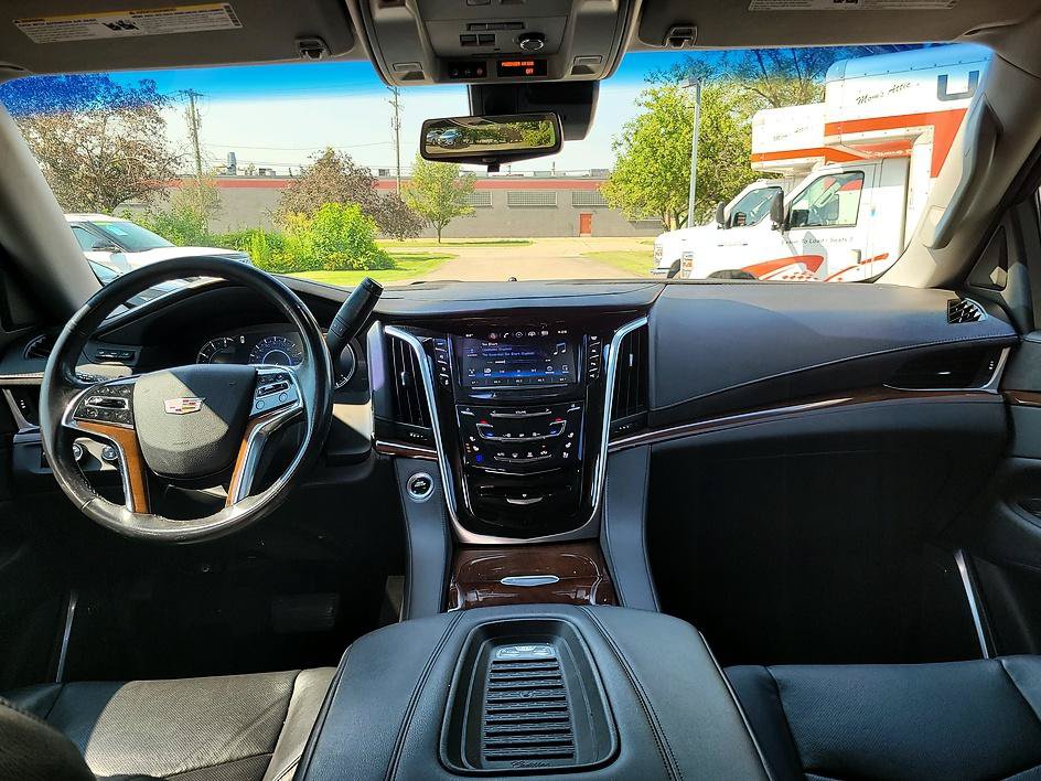 Used 2020 Cadillac Escalade Luxury w/ Escalade Sport Edition AWD/4WD image 35