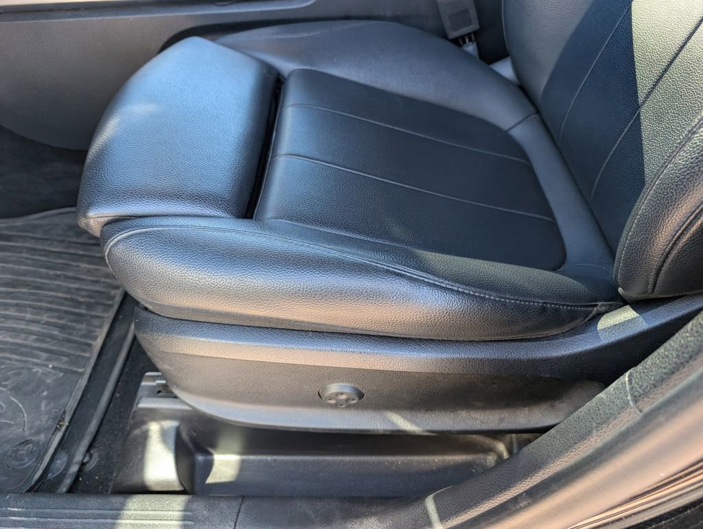 Used 2020 Mercedes-Benz GLB 250 4MATIC w/ Premium Package image 21