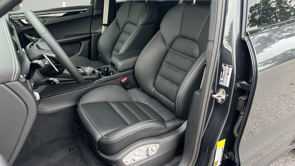 New 2026 Porsche Macan Turbo AWD/4WD image 15