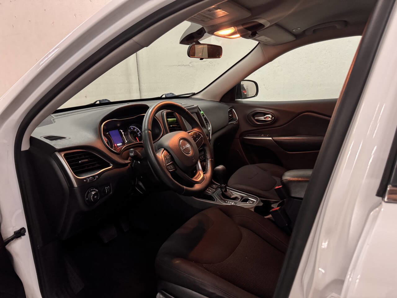 Used 2019 Jeep Cherokee Latitude w/ Cold Weather Group image 12