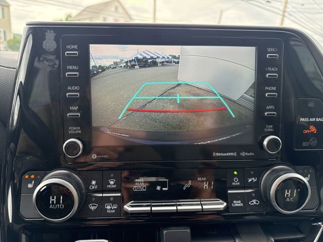 Used 2021 Toyota Highlander XLE AWD/4WD image 22
