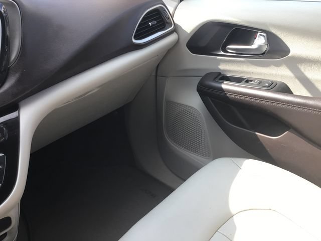 Used 2017 Chrysler Pacifica Touring-L FWD image 36