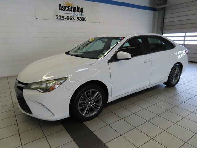Used 2017 Toyota Camry SE image 2