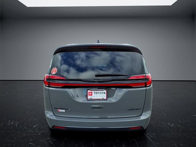 Used 2025 Chrysler Pacifica Limited FWD image 4