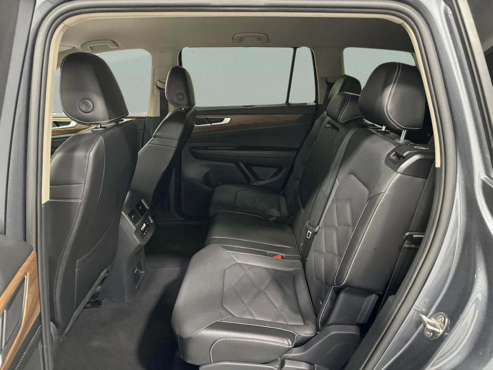 Used 2024 Volkswagen Atlas SE image 11