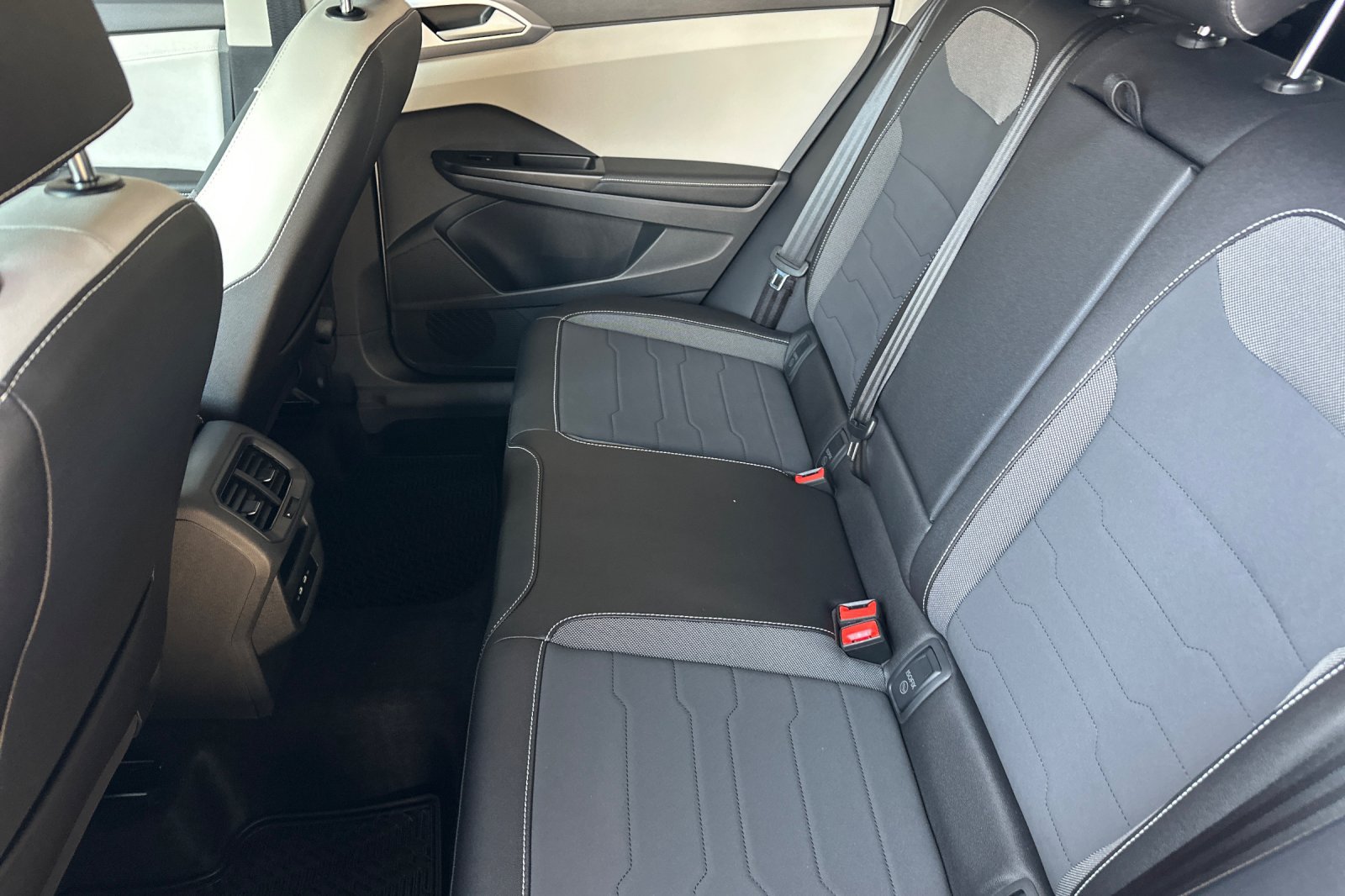 New 2027 Volkswagen Taos SE FWD image 10