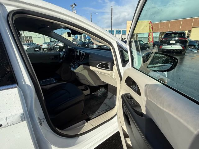 Used 2024 Chrysler Pacifica Touring-L image 14
