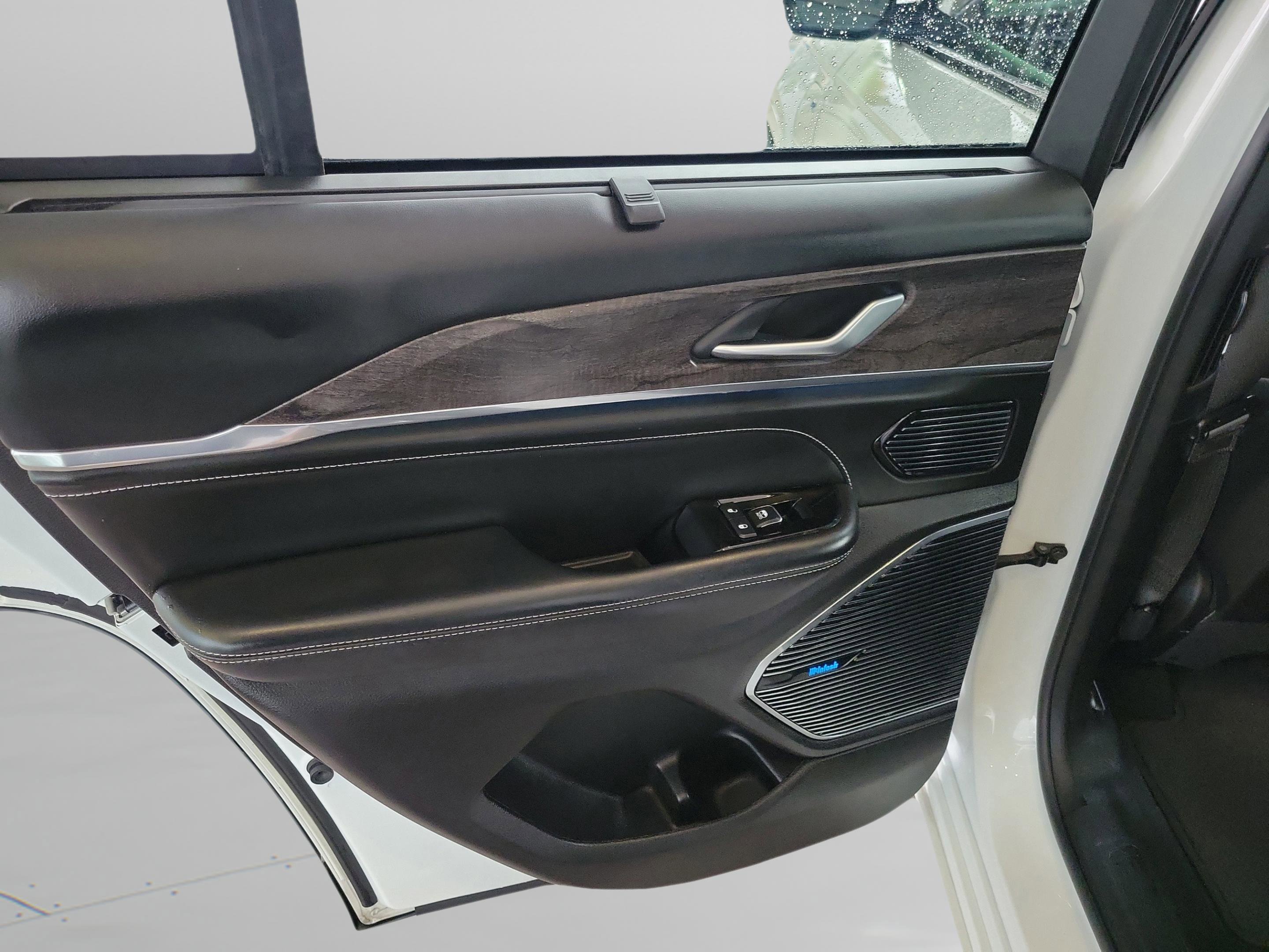 Used 2022 Jeep Grand Cherokee Overland w/ Luxury Tech Group IV image 13