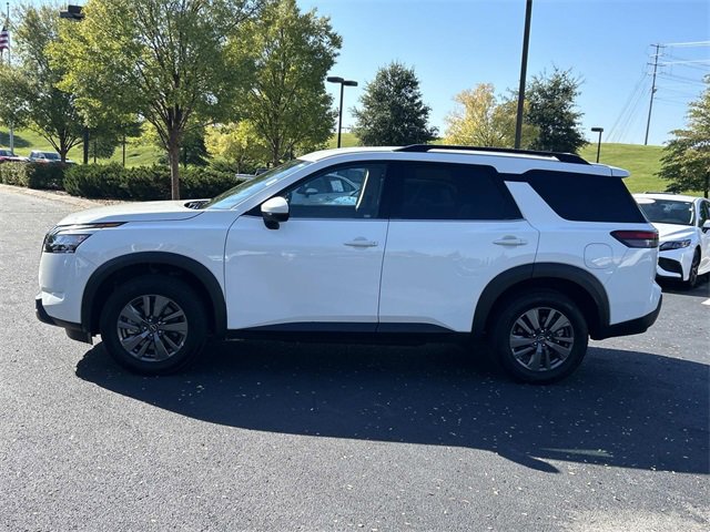 Used 2025 Nissan Pathfinder SV image 7