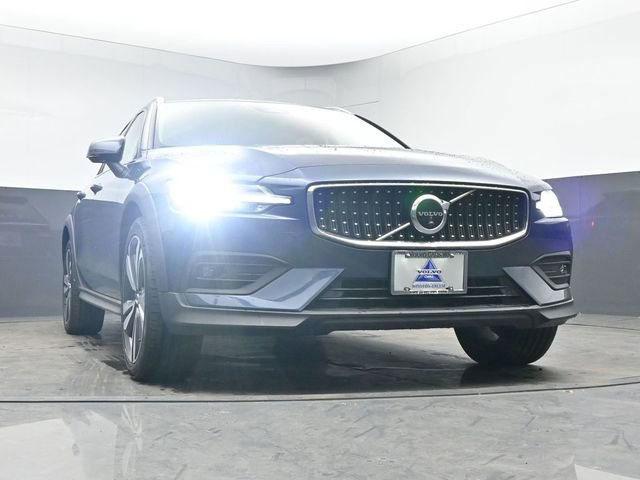 Used 2023 Volvo V60 B5 Cross Country Plus image 36
