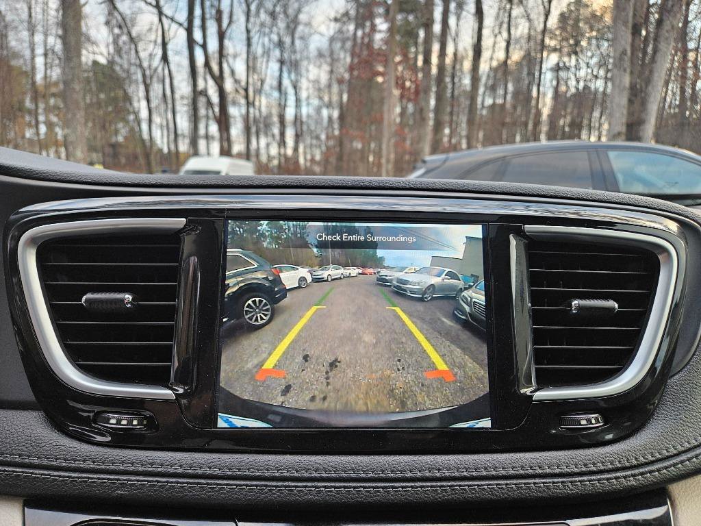 Used 2020 Chrysler Pacifica Limited image 16