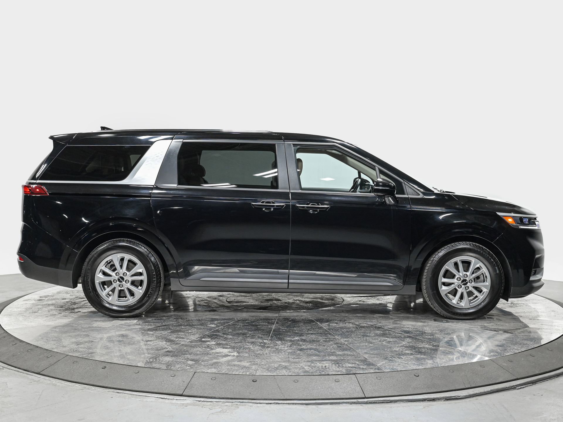 Used 2023 Kia Carnival LX image 8