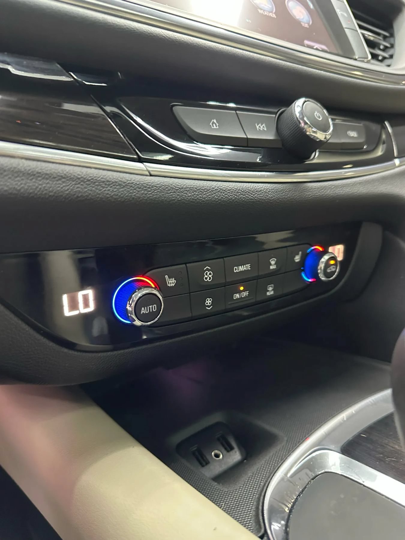 Used 2018 Buick Enclave Essence FWD image 19