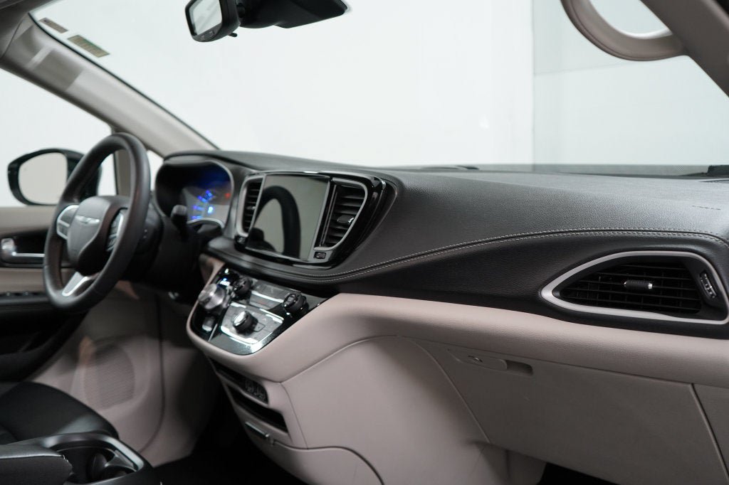 Used 2024 Chrysler Pacifica Limited FWD image 23
