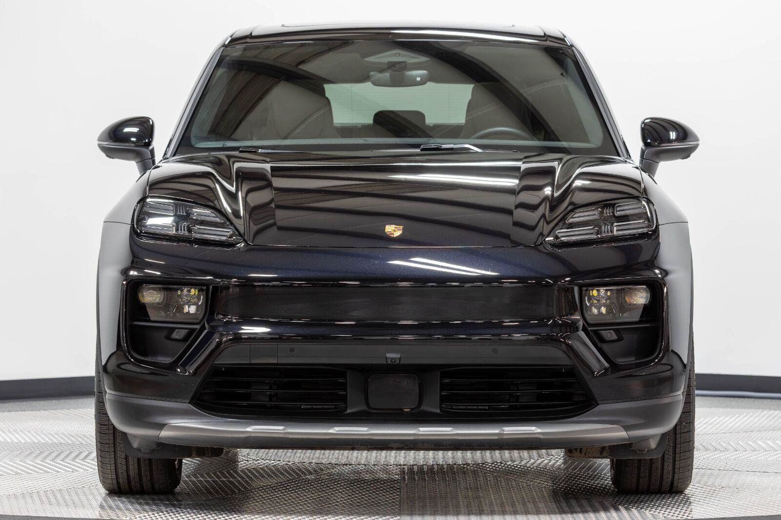 Used 2025 Porsche Macan 4S Electric AWD/4WD image 5