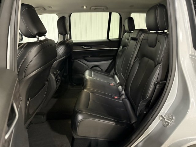 Used 2023 Jeep Grand Cherokee Limited image 28