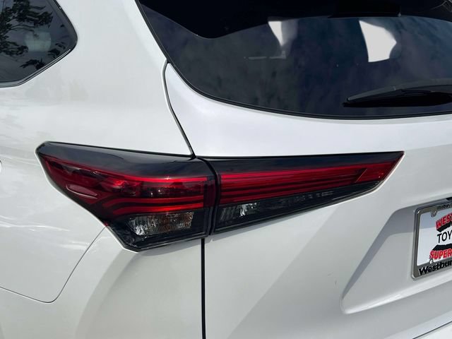 Used 2022 Toyota Highlander XLE AWD/4WD image 12