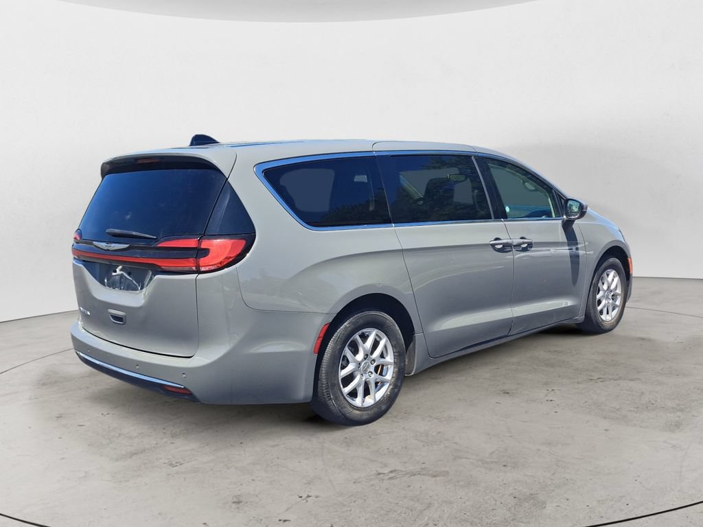 Used 2023 Chrysler Pacifica Touring-L FWD image 4