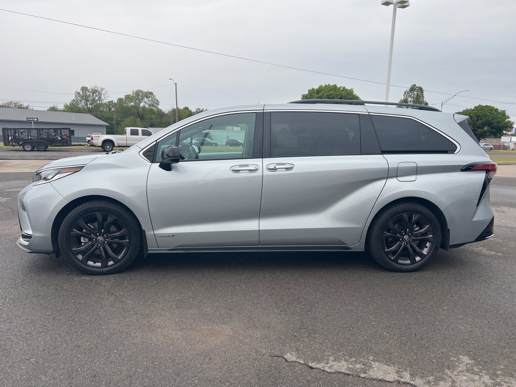 Used 2021 Toyota Sienna XSE image 2