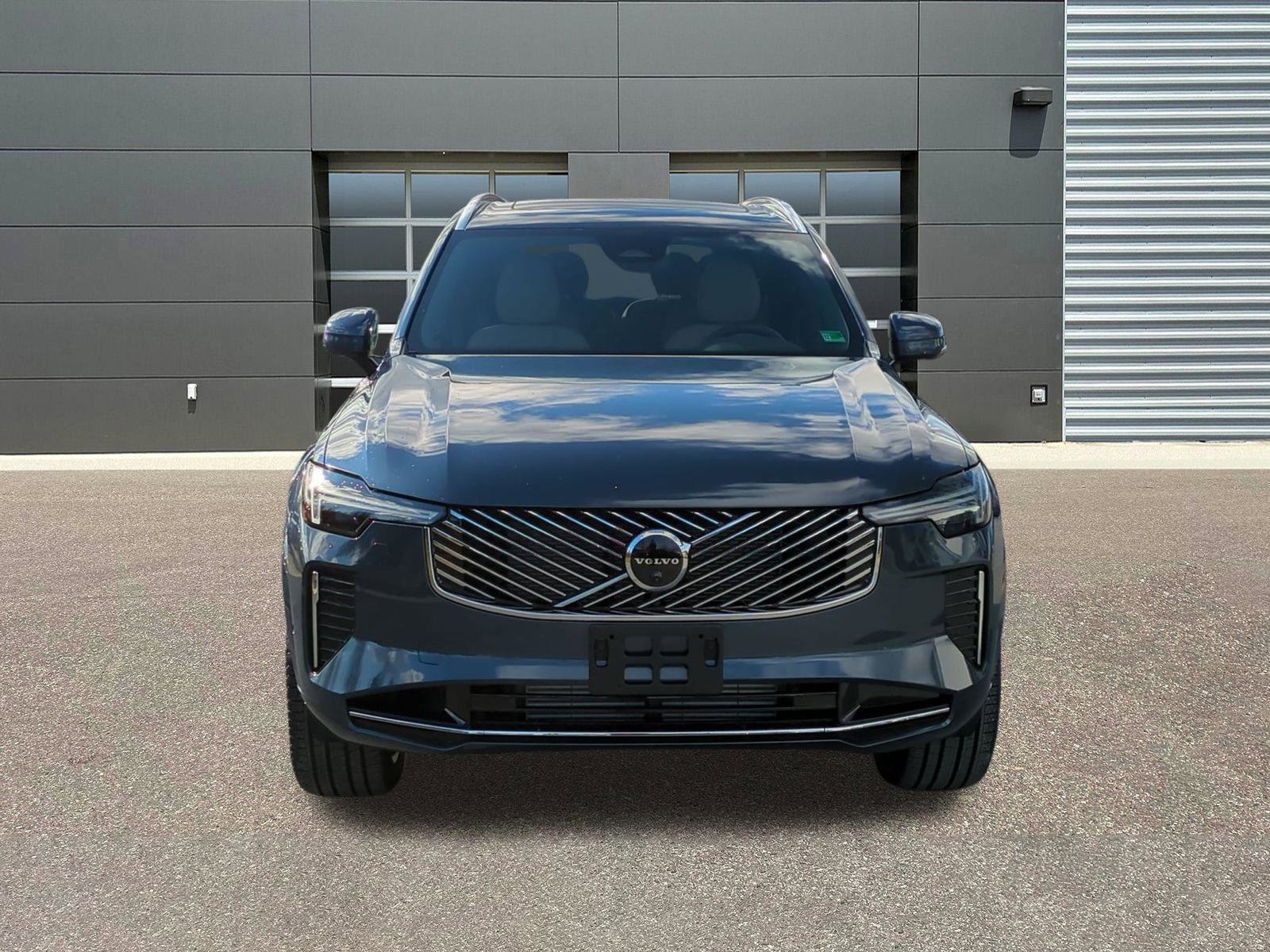 New 2026 Volvo XC90 T8 Plus w/ Protection Package Premier AWD/4WD image 2