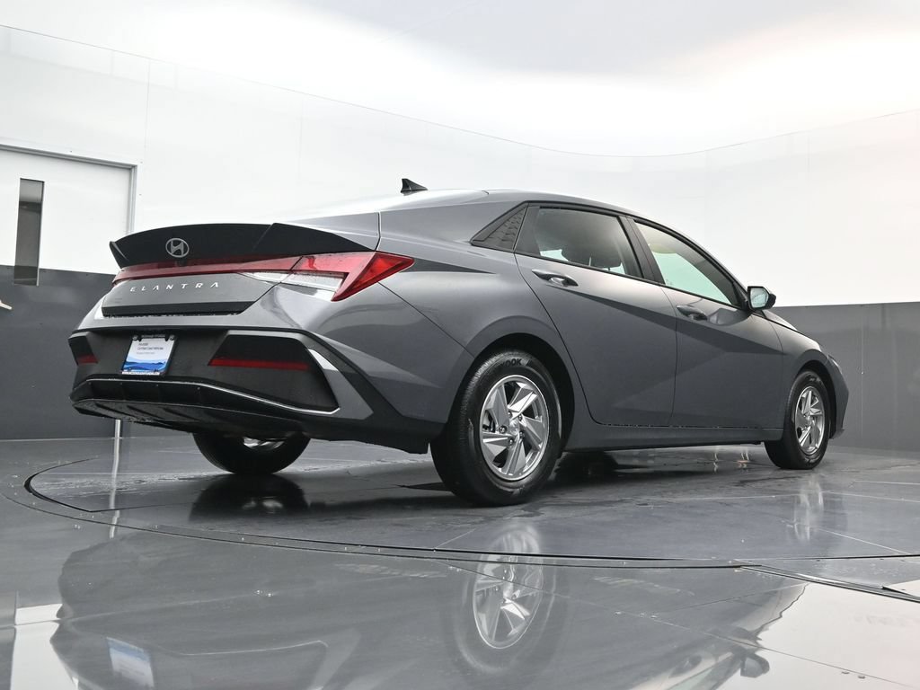 Certified 2026 Hyundai Elantra SE FWD image 23
