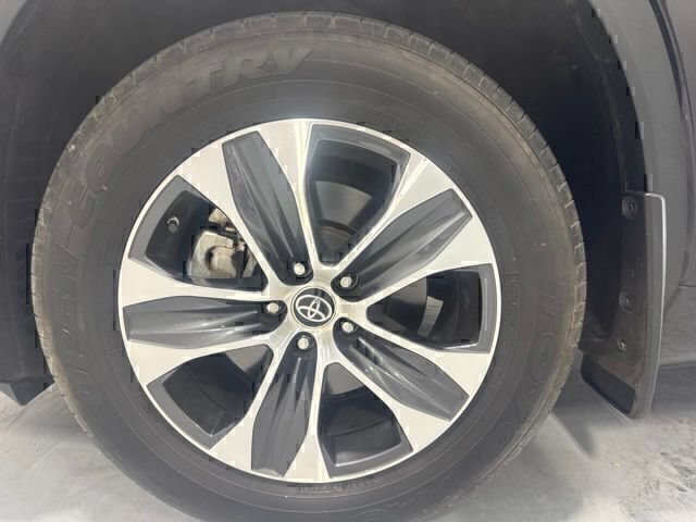 Used 2021 Toyota Highlander XLE AWD/4WD image 11